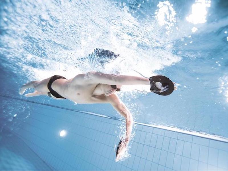 How to use a pull buoy: underwater shot of a swimmer using a pull buoy