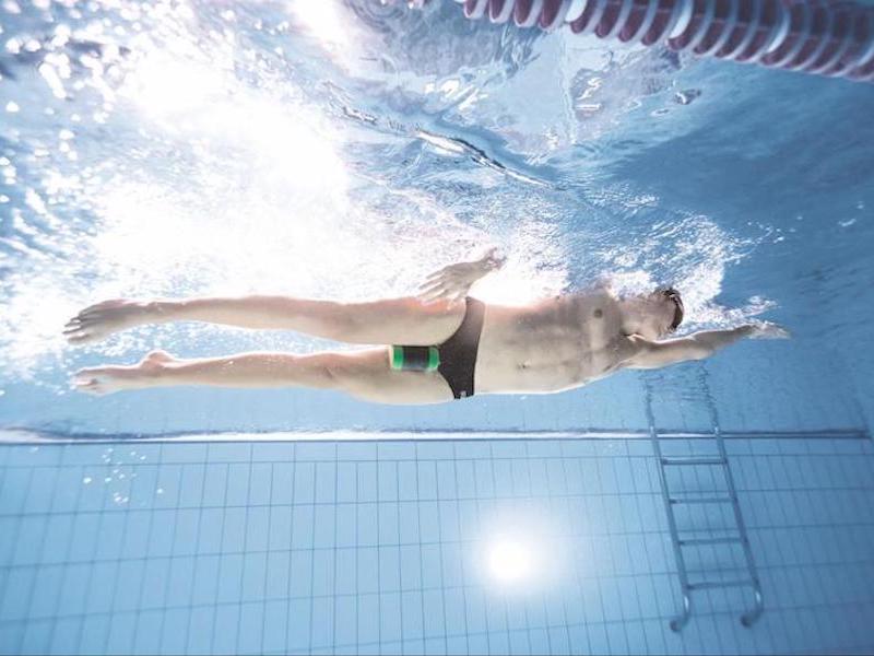 How to use a pull buoy: swimmer using a pull buoy in a pool