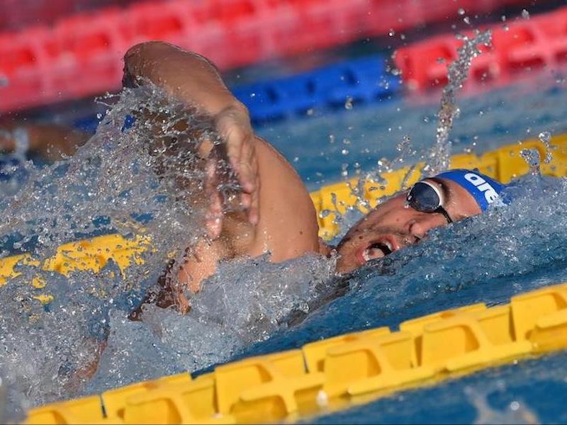 Freestyle head position: swimmer with his head on its side while swimming