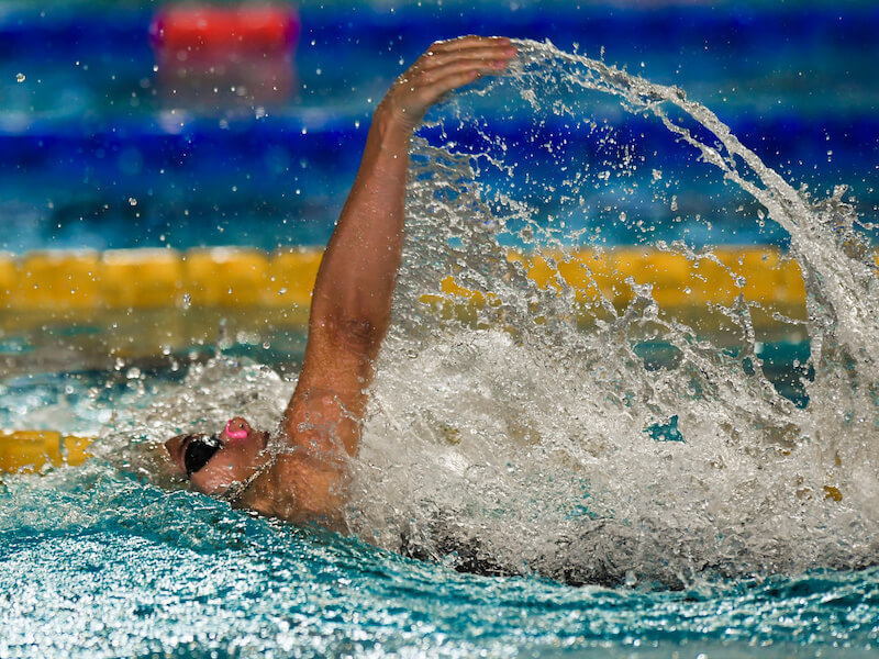 Backstroke start technique: sideview of a swimmer doing the backstroke