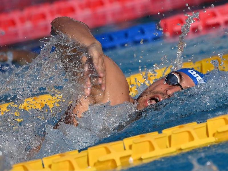 Long distance swim workouts: sideview shot of a person swimming in a pool