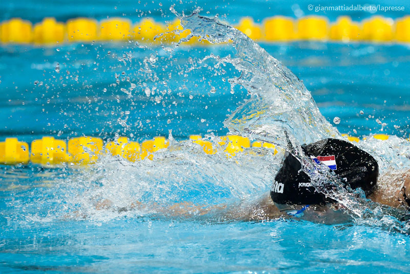 Freestyle head position: swimmer with his head submerged in the water while swimming