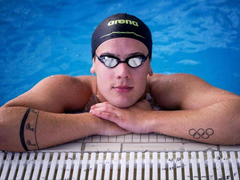 How to choose swimming goggles: swimmer at the edge of the pool