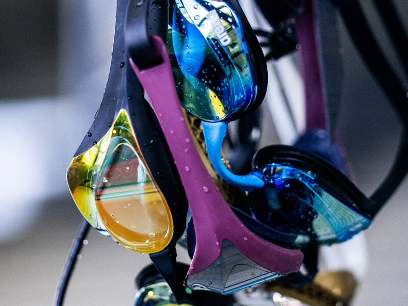 How to choose swimming goggles: various goggles hung together
