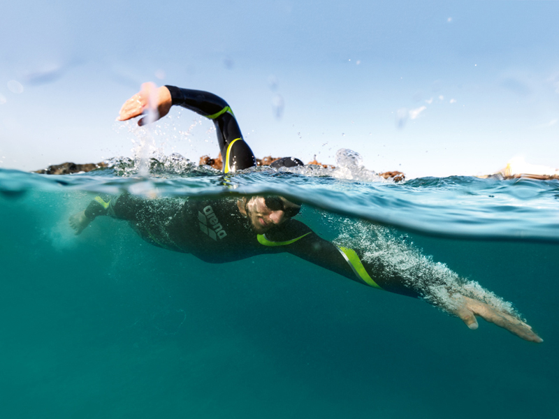 Wetsuits for swimming: swimmer swimming in open water
