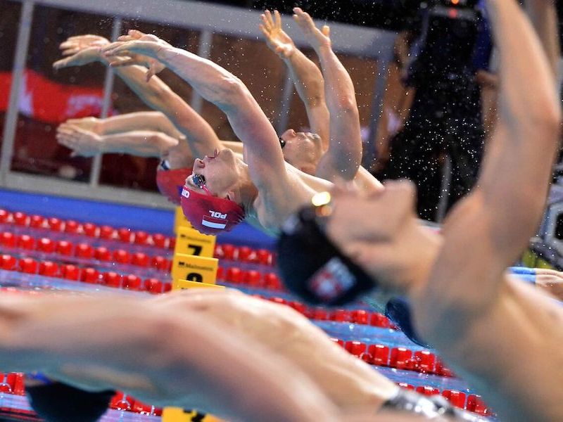 Backstroke start drills: swimmers entering the pool