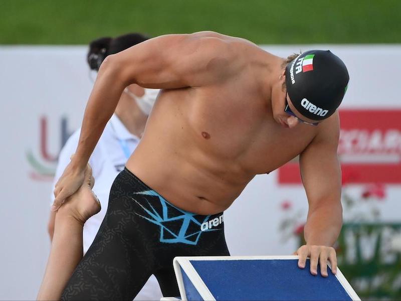 What to eat before a swim meet: swimmer stretching his legs