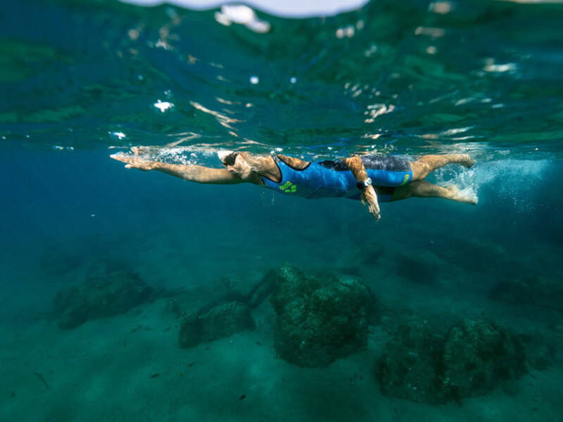 Attrezzatura da nuoto in acque libere: nuotatore che nuota nell'oceano