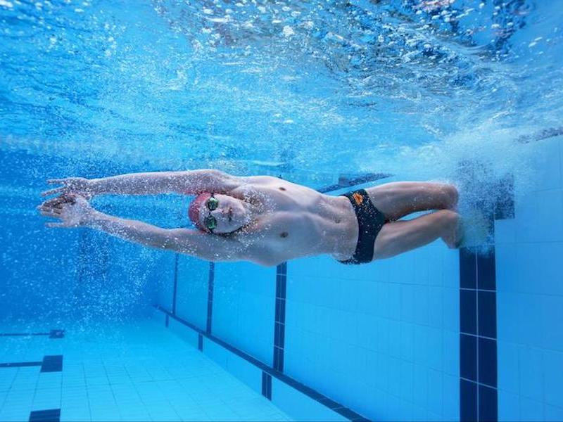 Can you swim with contacts: sideview shot of a swimmer in the pool